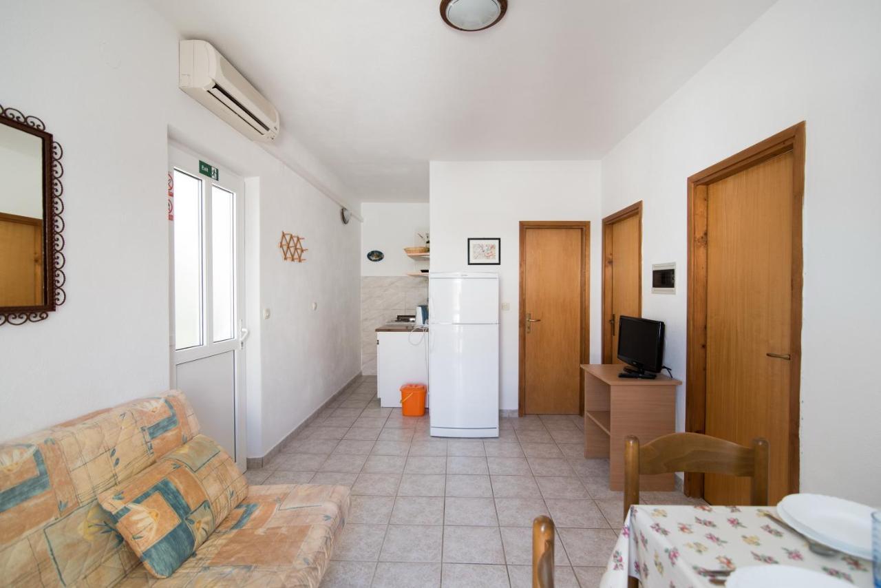 Apartments Pinija Supetar Εξωτερικό φωτογραφία